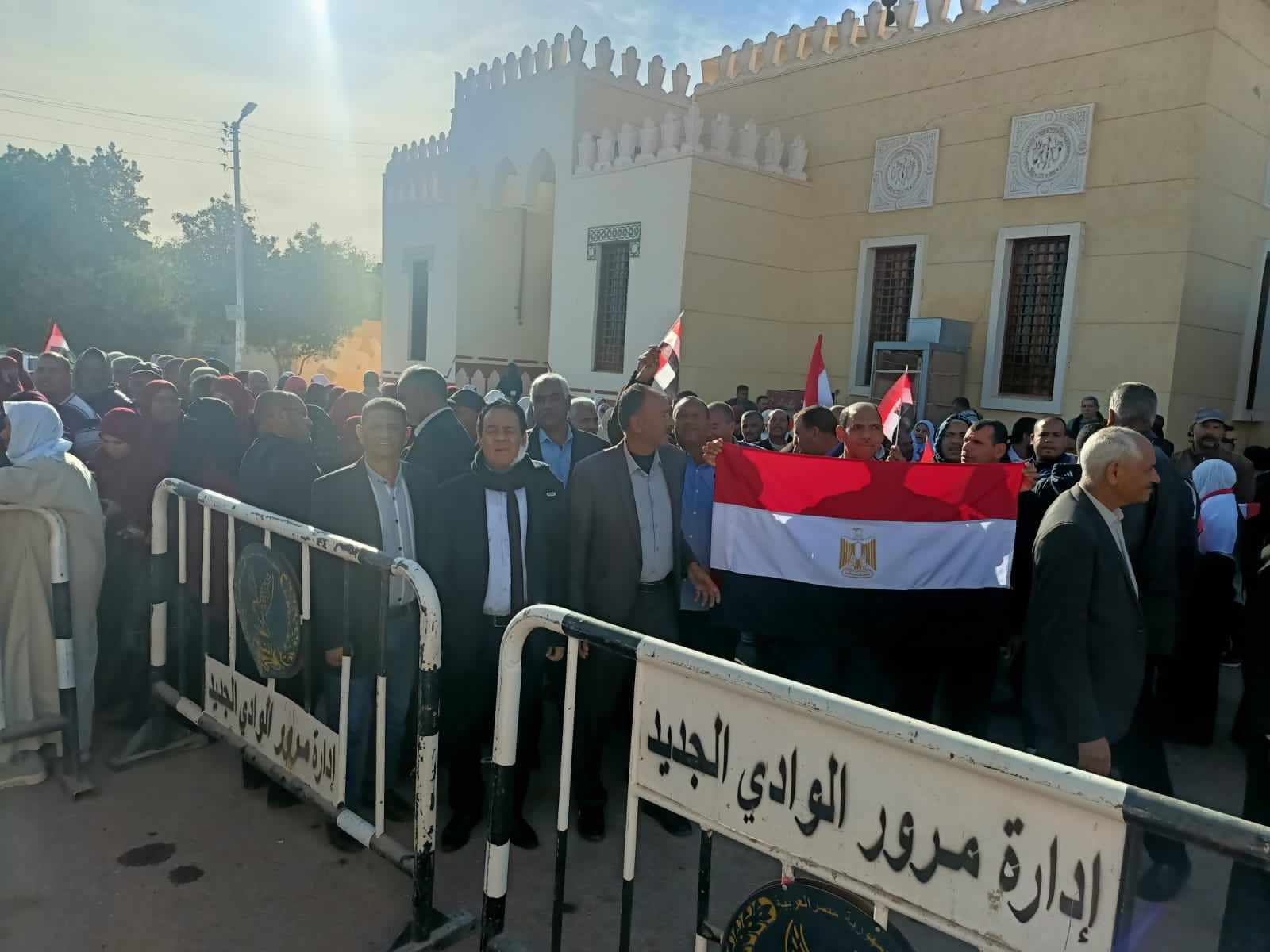 توافد كبار السن على لجان الاقتراع بمحافظة الوادي الجديد..صور