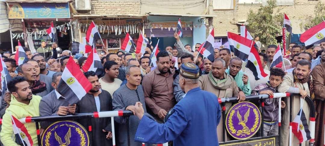 بالهتافات الوطنية وحاملين الاعلام .. اهالي الاقصر يحتشدون أمام لج