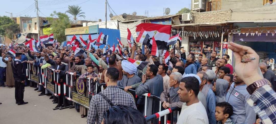 بالهتافات الوطنية وحاملين الاعلام .. اهالي الاقصر يحتشدون أمام لج