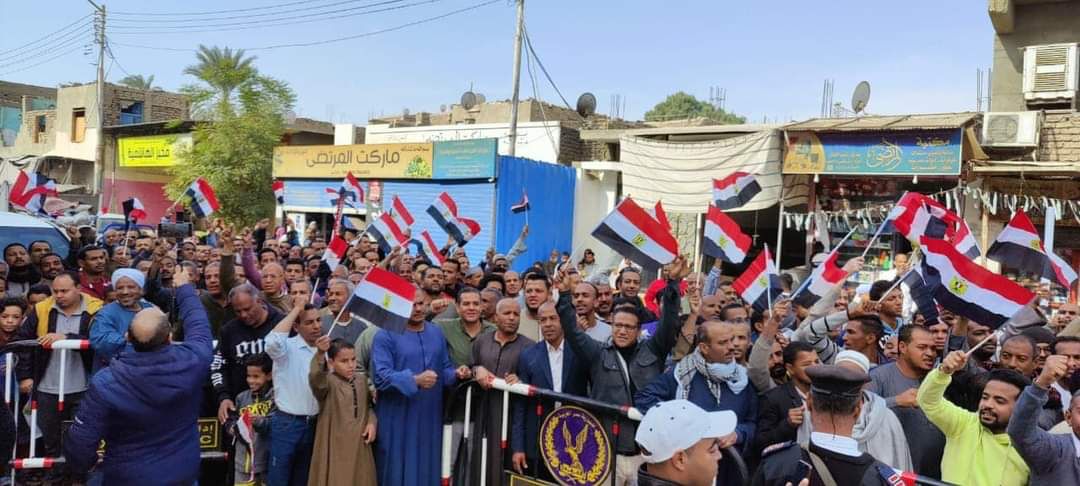 بالهتافات الوطنية وحاملين الاعلام .. اهالي الاقصر يحتشدون أمام لج