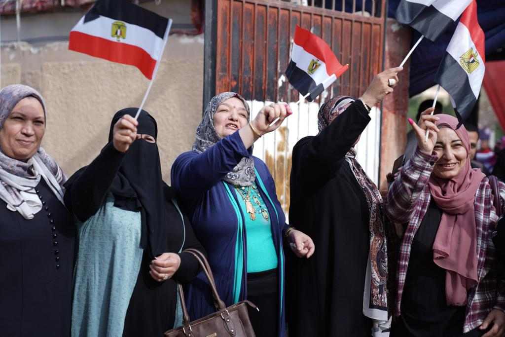 الانتخابات الرئاسية ..أهالى سفاجا يتوافدون بالاعلام امام لجان الا