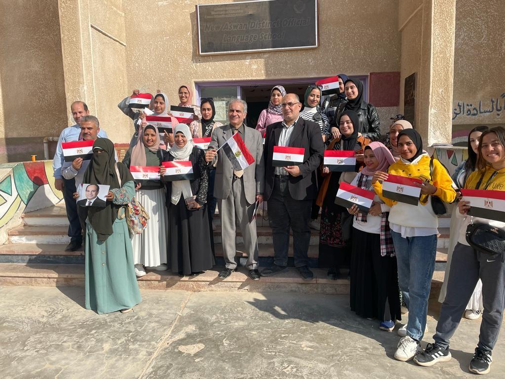 كرنفال بالأعلام.. طلاب جامعة أسوان يشاركون في ماراثون الانتخابات