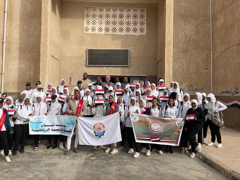 كرنفال بالأعلام.. طلاب جامعة أسوان يشاركون في ماراثون الانتخابات