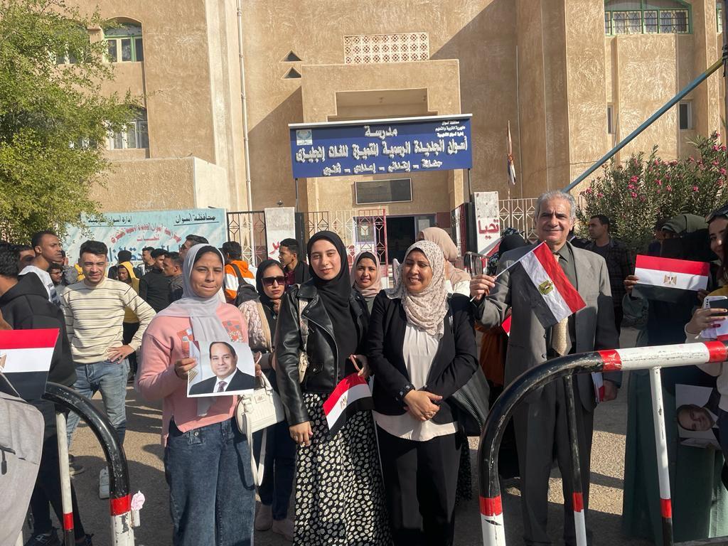 كرنفال بالأعلام.. طلاب جامعة أسوان يشاركون في ماراثون الانتخابات