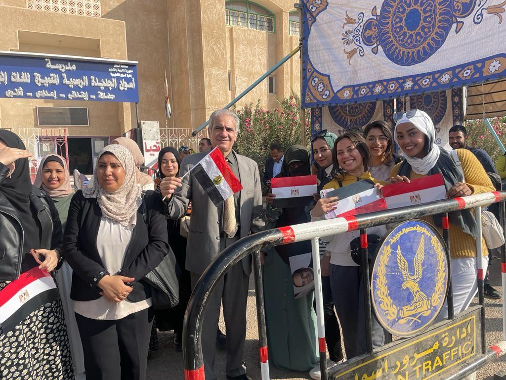 كرنفال بالأعلام.. طلاب جامعة أسوان يشاركون في ماراثون الانتخابات