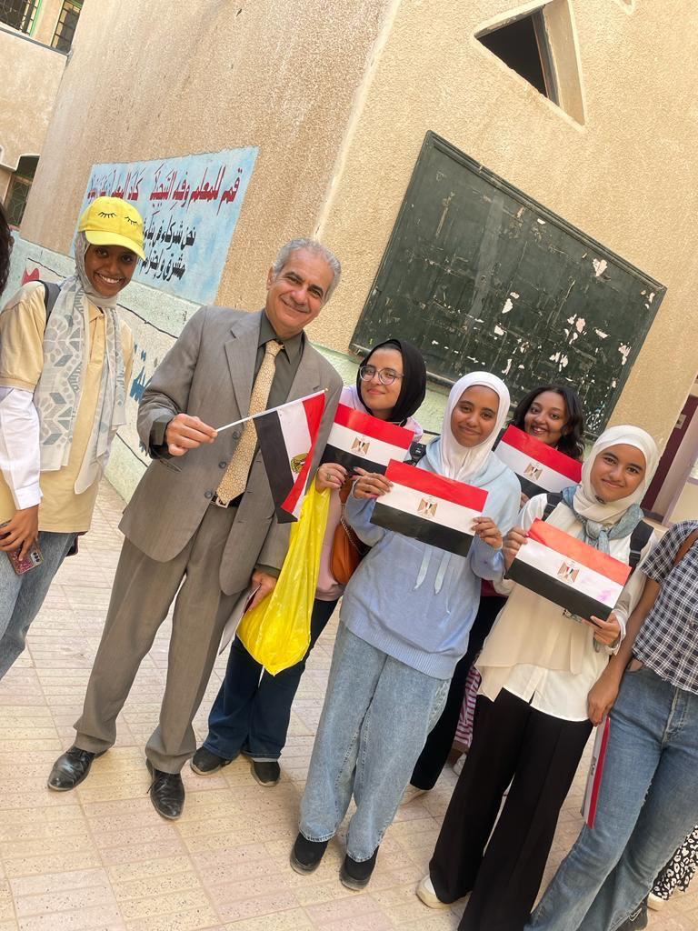 كرنفال بالأعلام.. طلاب جامعة أسوان يشاركون في ماراثون الانتخابات