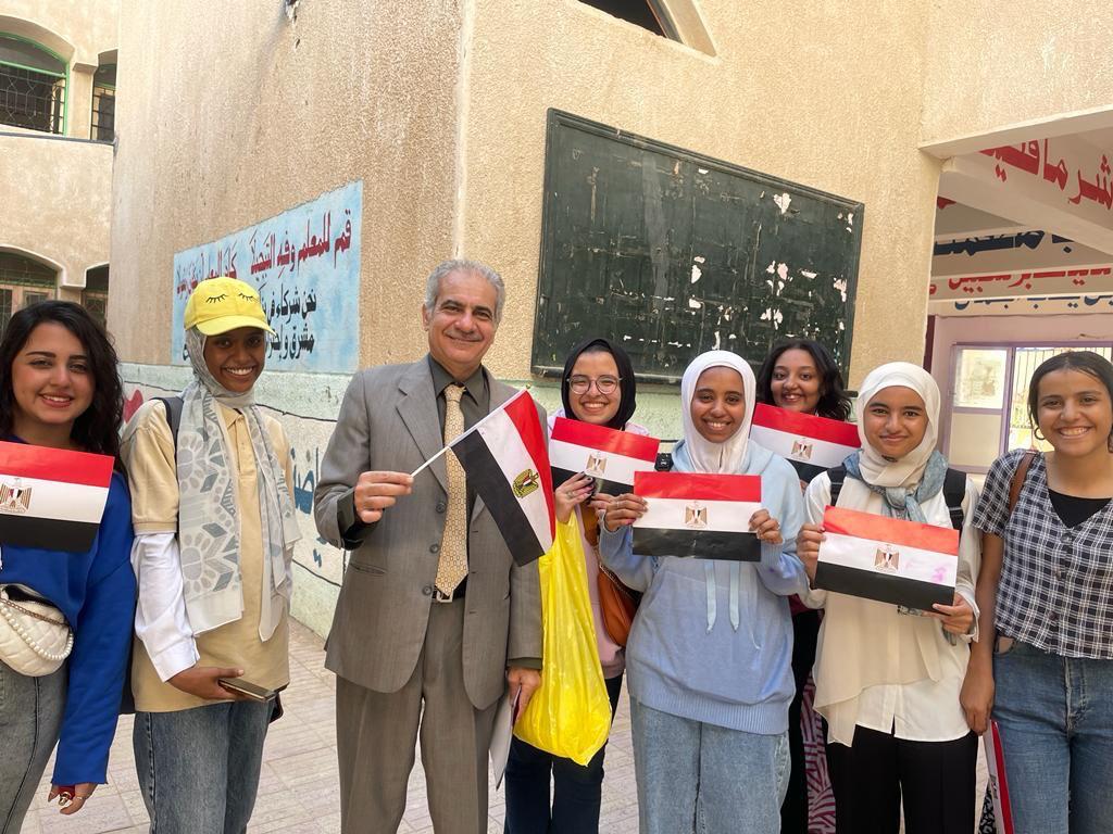 كرنفال بالأعلام.. طلاب جامعة أسوان يشاركون في ماراثون الانتخابات