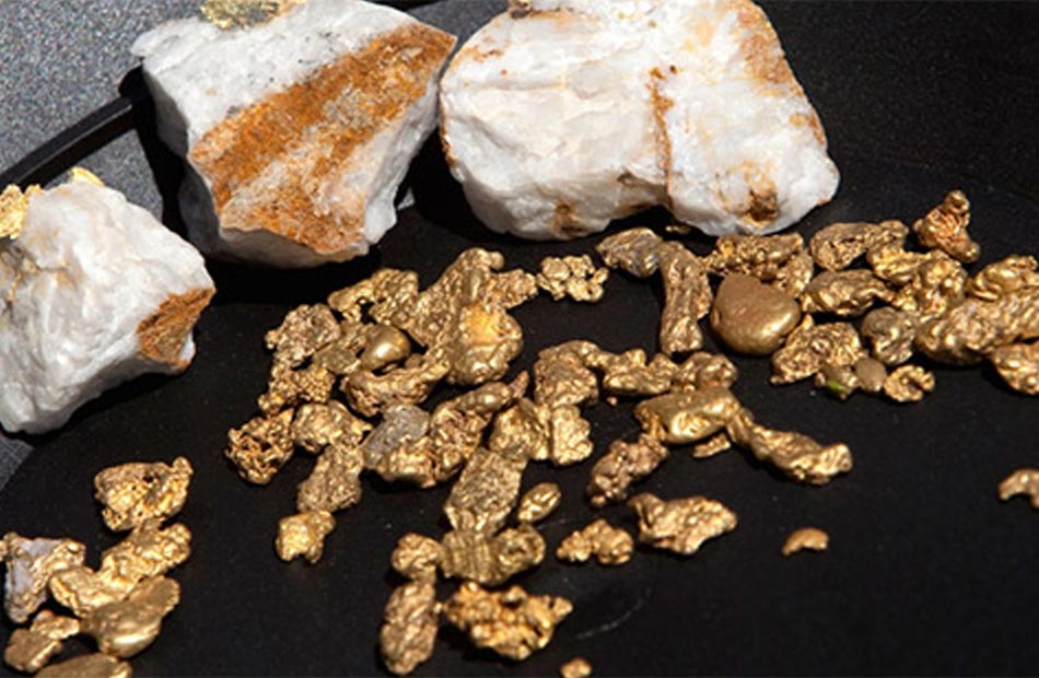 سقوط المنقبين عن أحجار الكوارتز وخام الذهب بحوزتهم 16 طن 