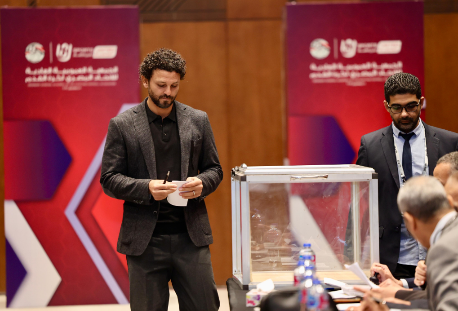 حسام غالي يدلي بصوته فى انتخابات الجبلاية
