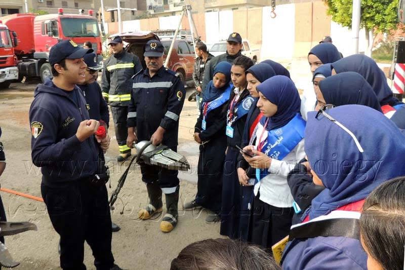 زيارة لتلاميذ المدارس للتعرف على دور رجل شرطة الحماية المدنية