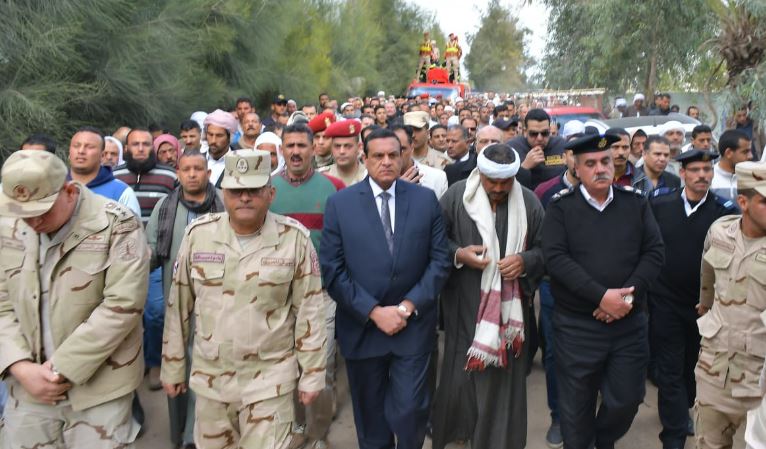 صور .. محافظ البحيرة يتقدم جنازة الشهيد جمعة بسيوني إبن حوش عيسى