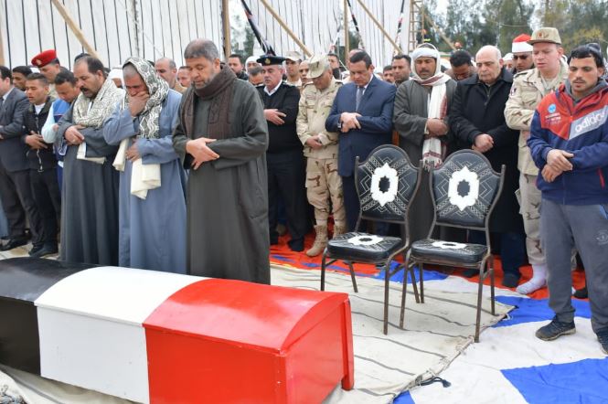 صور .. محافظ البحيرة يتقدم جنازة الشهيد جمعة بسيوني إبن حوش عيسى