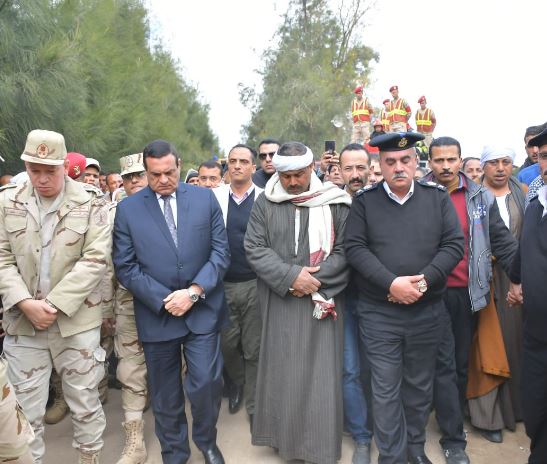 صور .. محافظ البحيرة يتقدم جنازة الشهيد جمعة بسيوني إبن حوش عيسى