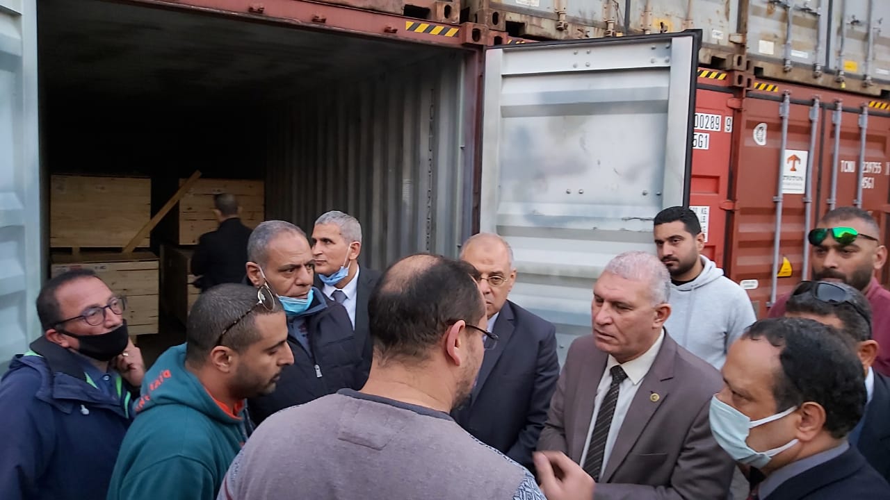 رئيس مصلحة الجمارك  يتفقد سير العمل بميناء الاسكندرية