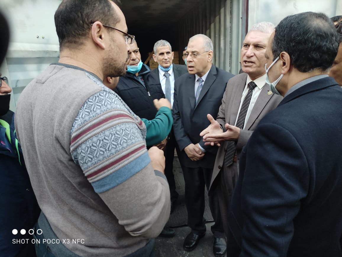 رئيس مصلحة الجمارك  يتفقد سير العمل بميناء الاسكندرية