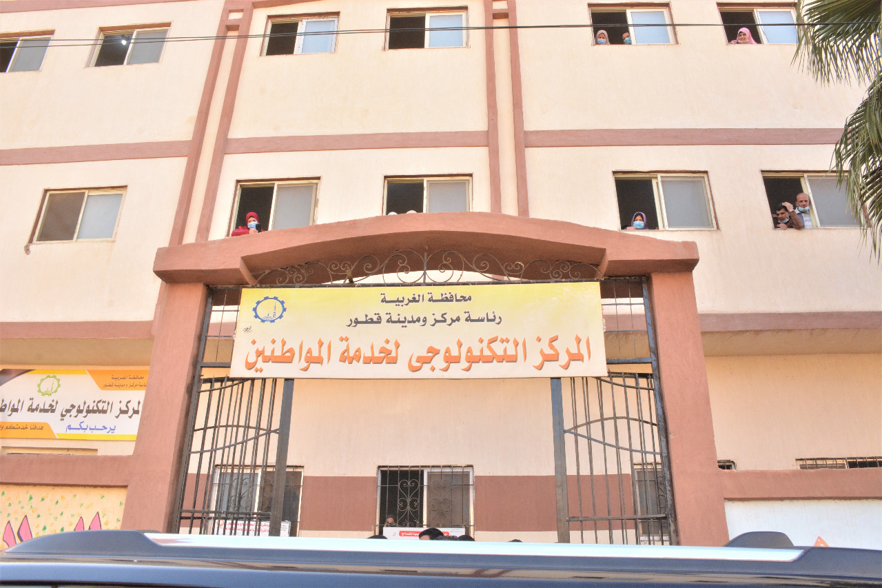 محافظ الغربية يفتتح المركز التكنولوجي بقطور -صور