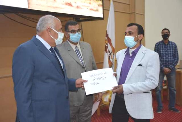 محافظ الوادى الجديد يسلم عقود بشاير الخير.. منزل و5 فدان للمستفيدين بالخارجة