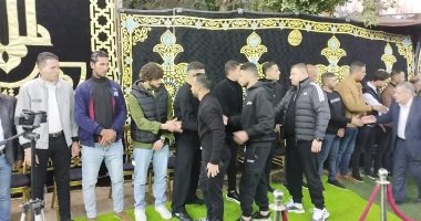 شاهد بالصور.. نجوم الأهلي والأندية يحضرون عزاء والد كوكا