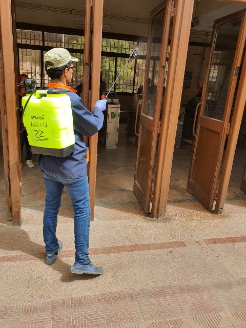 النقل  : توزيع كمامات طبية على العاملين و ركاب المترو 