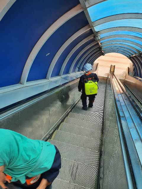 النقل  : توزيع كمامات طبية على العاملين و ركاب المترو 