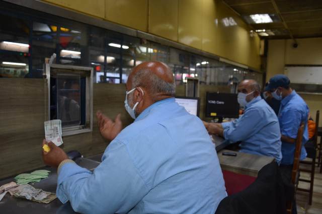 النقل  : توزيع كمامات طبية على العاملين و ركاب المترو 