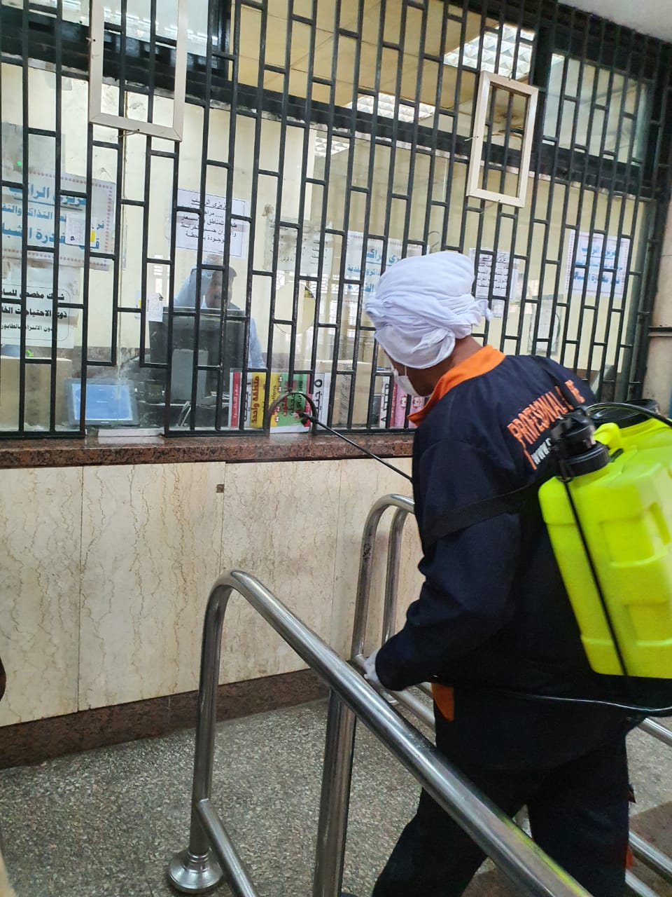 النقل  : توزيع كمامات طبية على العاملين و ركاب المترو 