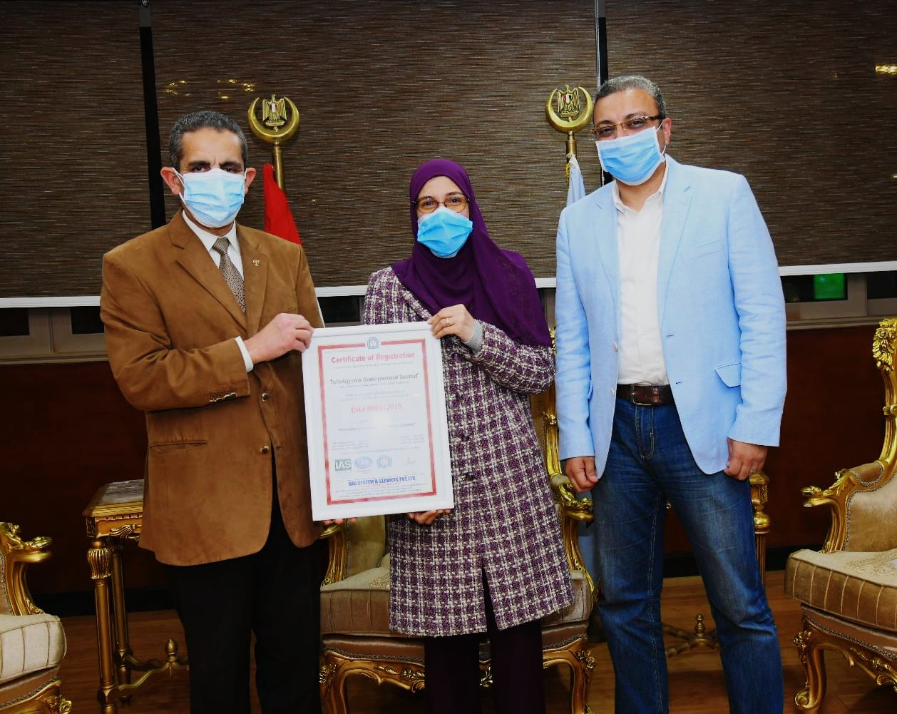 محافظ الغربية يكرم مديرة المركز التكنولوجي بسمنود لفوزهم بالأيزو ٩٠٠١. 