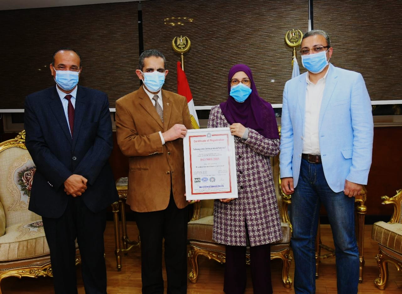محافظ الغربية يكرم مديرة المركز التكنولوجي بسمنود لفوزهم بالأيزو ٩٠٠١. 