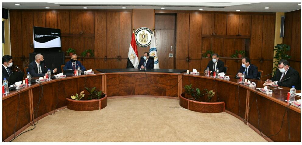 وزير البترول أثناء لقاءه بوفد شركة هيوز 