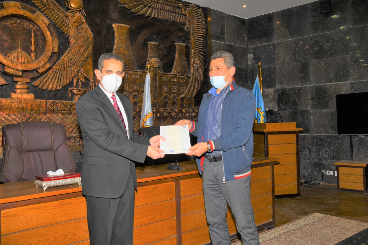 محافظ الغربية يسلم ٢٥ عقداً لتقنين الأوضاع  على أراضي أملاك الدولة-صور