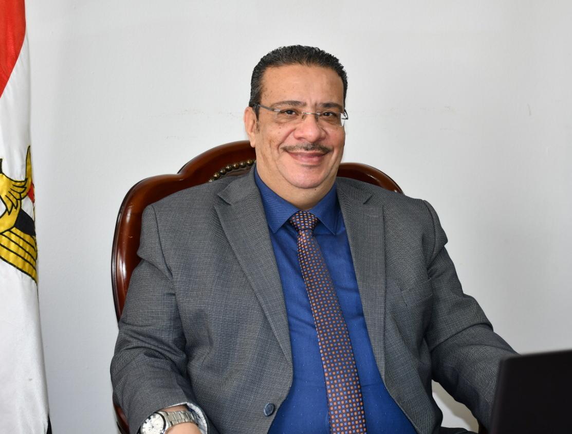 الدكتور أحمد زكى- رئيس جامعة قناة السويس