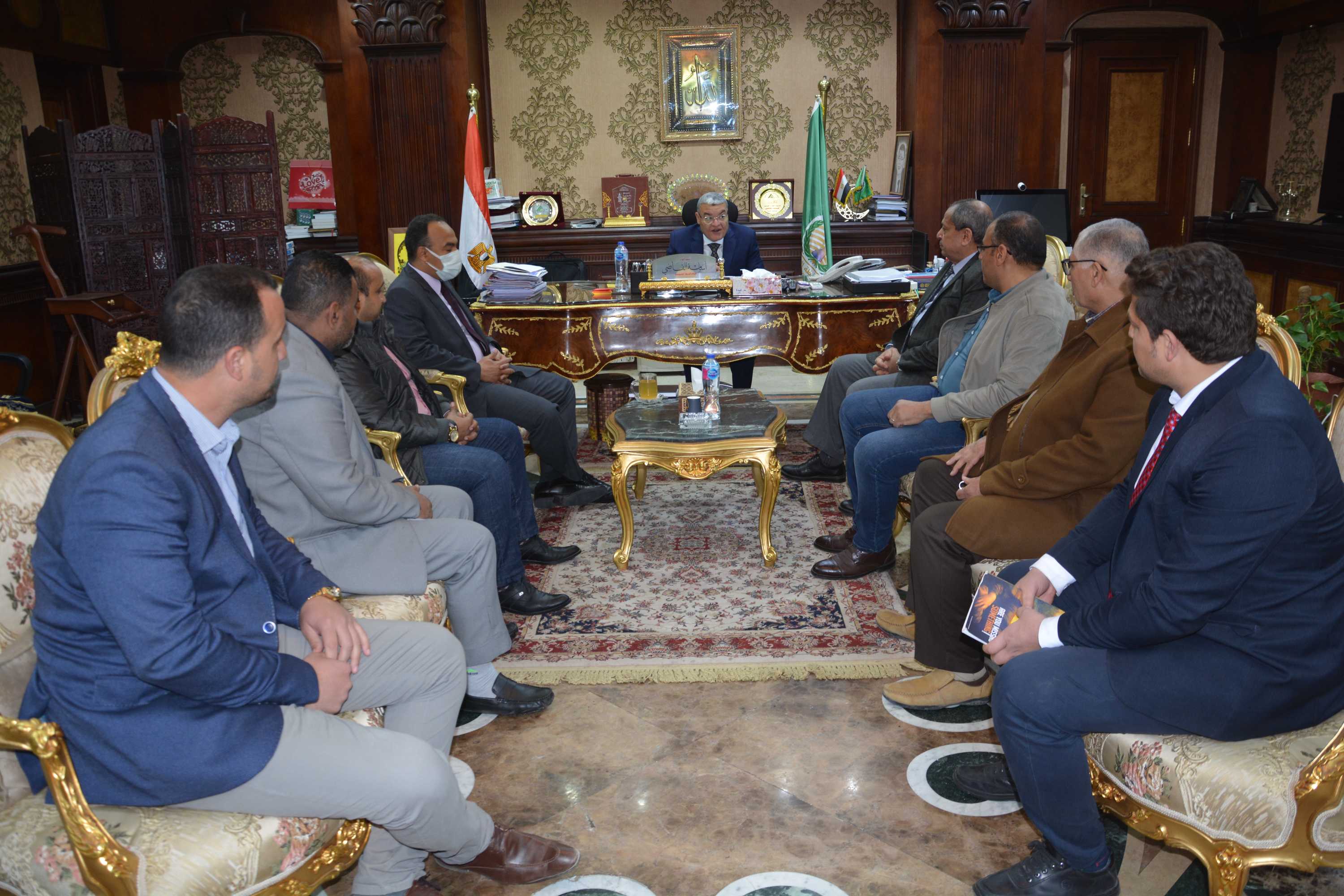 محافظ المنيا يعقد اجتماعا مع ممثلي السلاسل التجارية للاطمئنان على توافر السلع الأساسية وضبط الأسعار والقضاء على الاحتكار