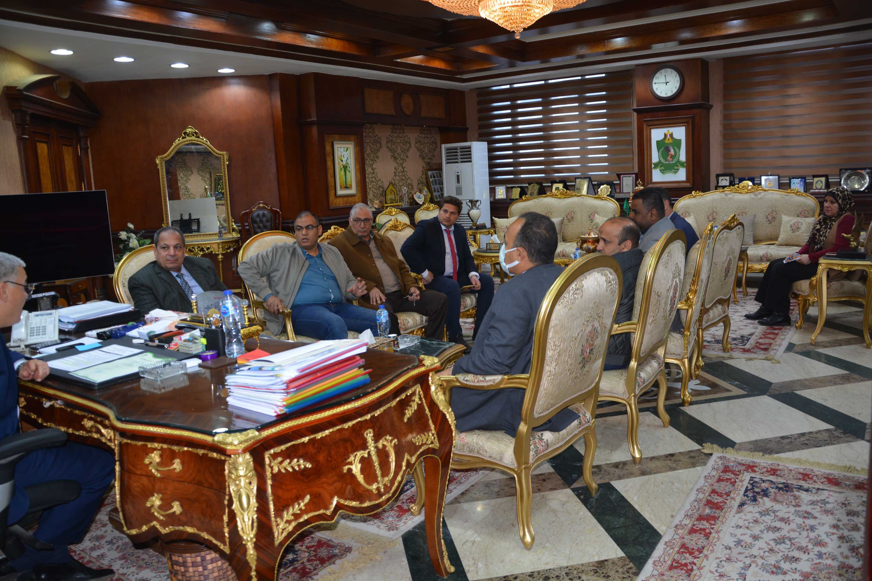 محافظ المنيا يعقد اجتماعا مع ممثلي السلاسل التجارية للاطمئنان على توافر السلع الأساسية وضبط الأسعار والقضاء على الاحتكار