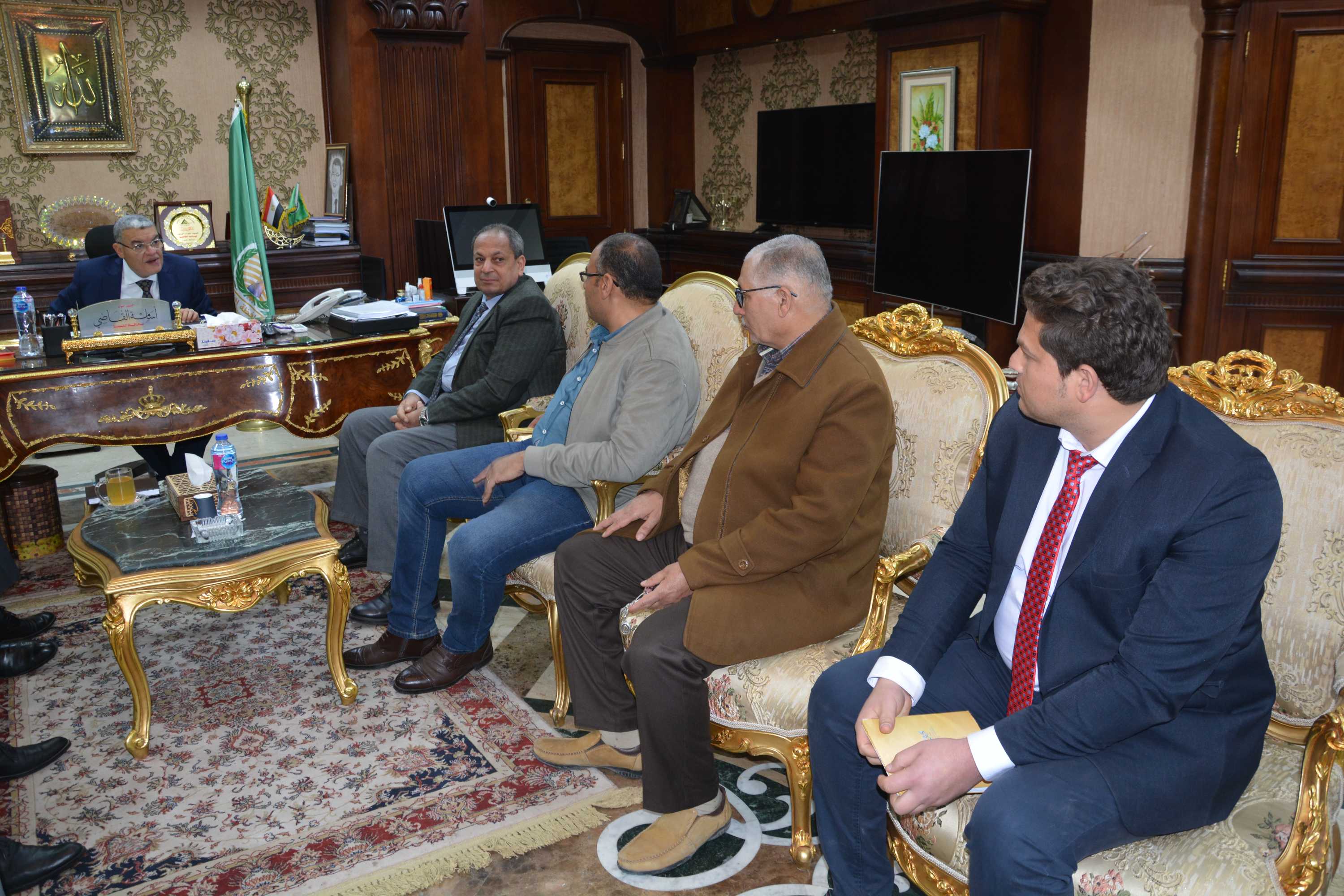 محافظ المنيا يعقد اجتماعا مع ممثلي السلاسل التجارية للاطمئنان على توافر السلع الأساسية وضبط الأسعار والقضاء على الاحتكار