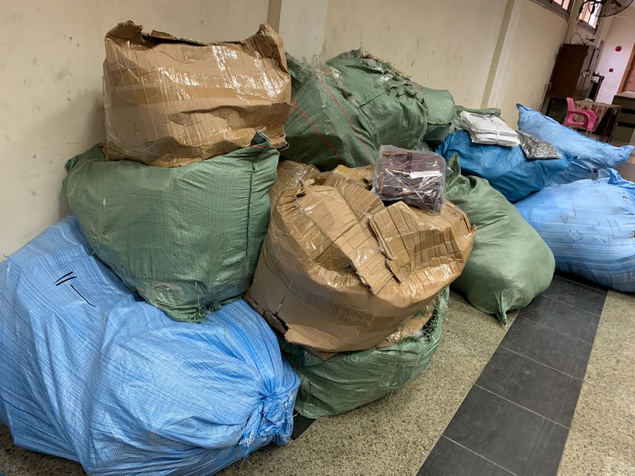 جمارك بورسعيد تضبط محاولة تهريب كمية من الملابس الجاهزة والشنط الحريمي 