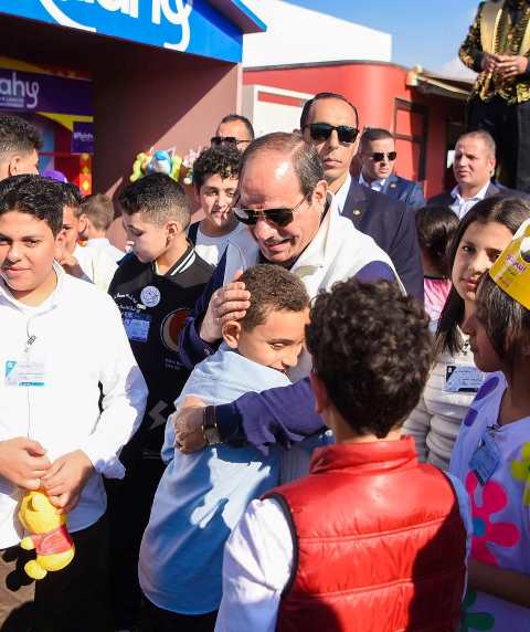 المتحدث الرئاسي ينشر صور مشاركة الرئيس السيسي لأسر  الشهداء