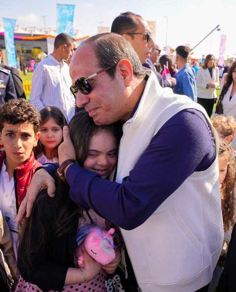 المتحدث الرئاسي ينشر صور مشاركة الرئيس السيسي لأسر  الشهداء