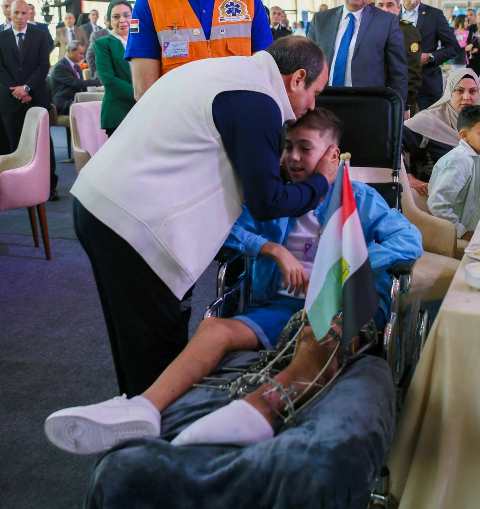 المتحدث الرئاسي ينشر صور مشاركة الرئيس السيسي لأسر  الشهداء