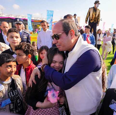 المتحدث الرئاسي ينشر صور مشاركة الرئيس السيسي لأسر  الشهداء