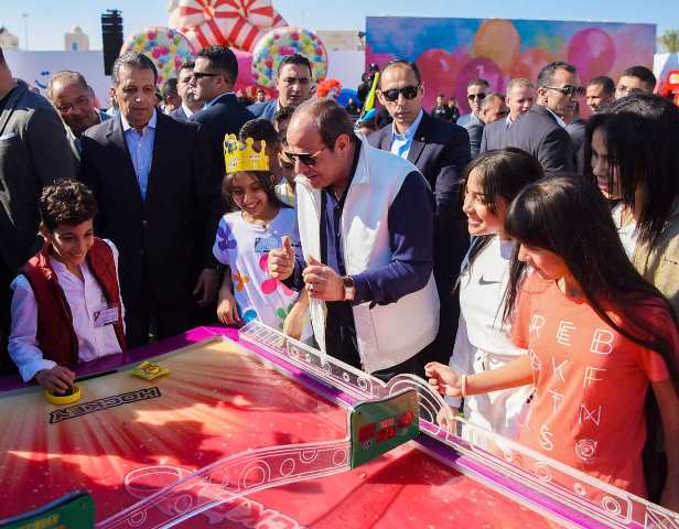 المتحدث الرئاسي ينشر صور مشاركة الرئيس السيسي لأسر  الشهداء