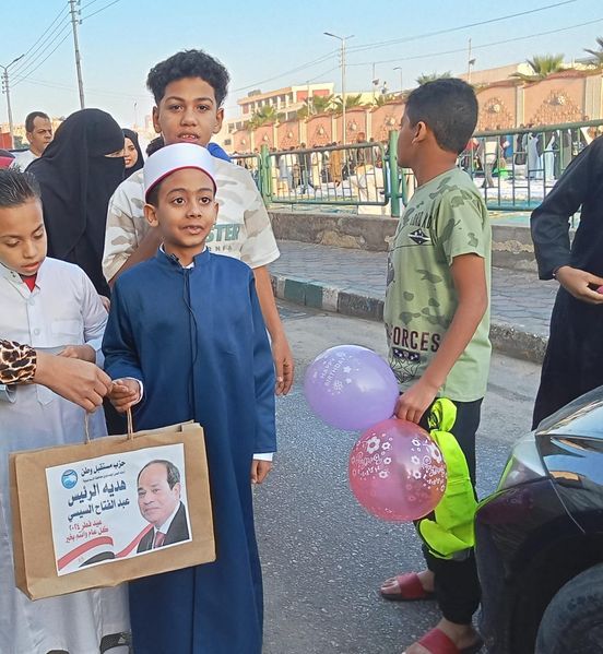 مستقبل وطن الإسماعيلية يوزع هدايا على الأهالي احتفالا بالعيد