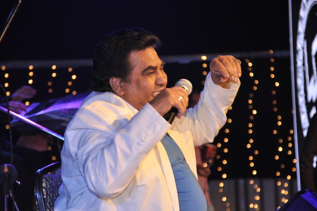 مواويل أحمد عدوية تشعل خيمة رمضانية بالشيخ زايد .. صور