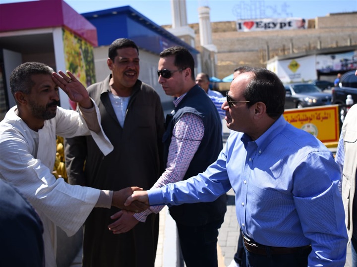 جولة تفقدية للرئيس السيسى إلى منطقة النخيل بنهاية محور المشير