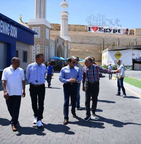 أهالى منطقة النخيل يصافحون الرئيس السيسى.. صور