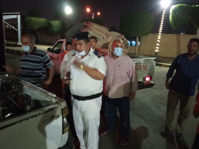 جهاز 6 أكتوبر يتحفظ على معدات وينفذ إزالة فورية ويصادر 50 شيشة فى حملة ليلية مكبرة.. بالصور