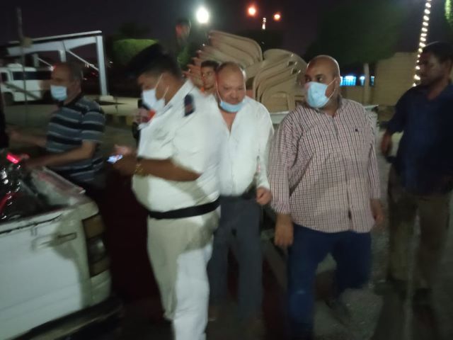 جهاز 6 أكتوبر يتحفظ على معدات وينفذ إزالة فورية ويصادر 50 شيشة فى حملة ليلية مكبرة.. بالصور