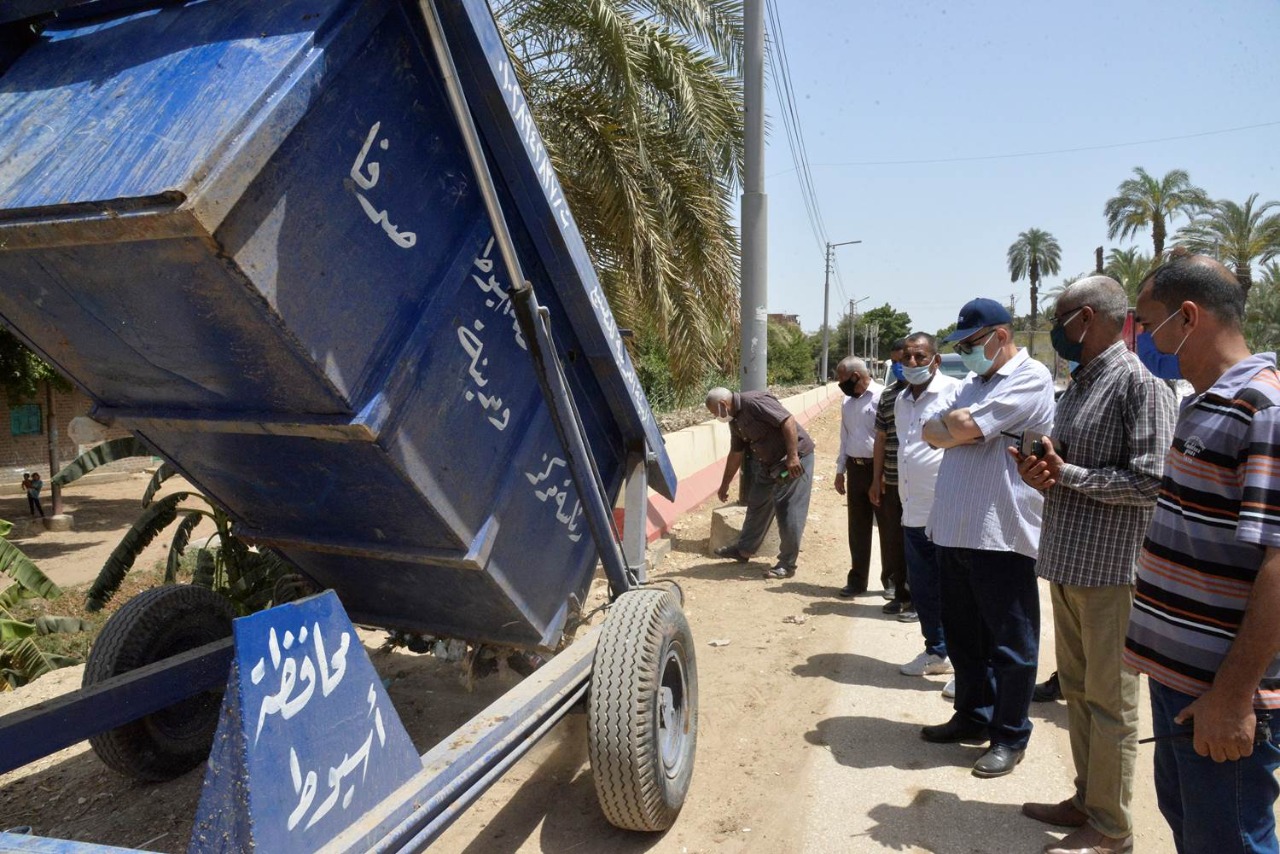 محافظ أسيوط يتفقد تطهير محطة السكة الحديد بصدفا وحملات نظافة بالطريق الزراعي 
