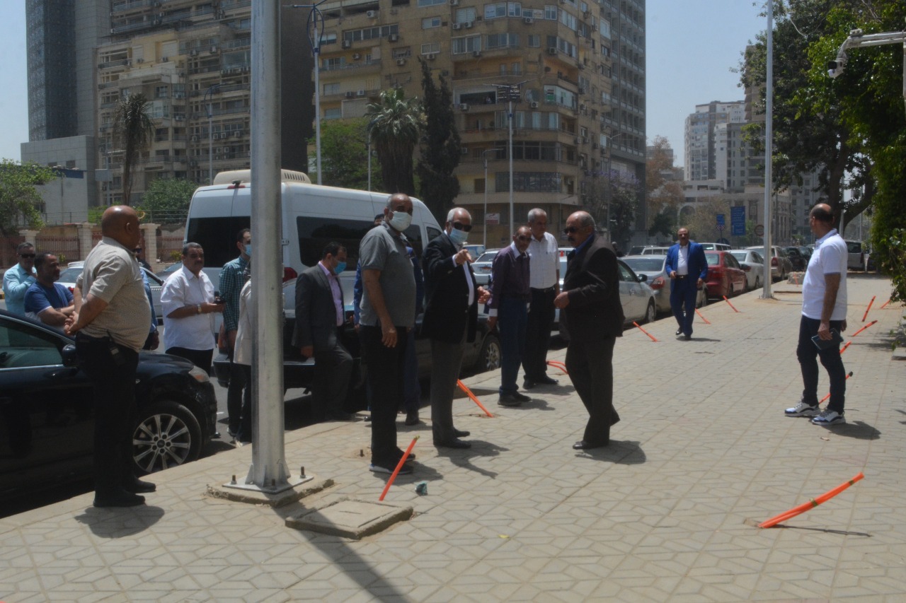 محافظ الجيزة.. رصف وتطوير محاور مرورية بالعديد من القطاعات لتيسير الحركة المرورية