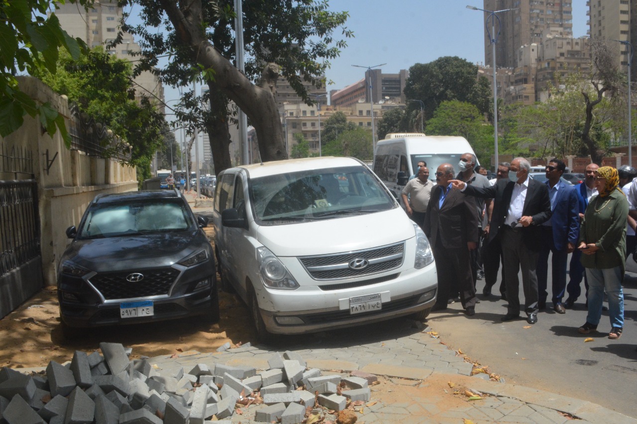 محافظ الجيزة.. رصف وتطوير محاور مرورية بالعديد من القطاعات لتيسير الحركة المرورية