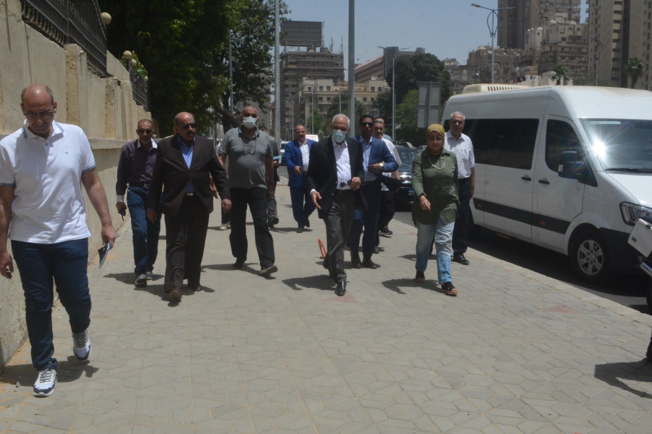 محافظ الجيزة.. رصف وتطوير محاور مرورية بالعديد من القطاعات لتيسير الحركة المرورية